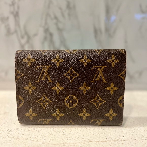 Louis Vuitton Monogram Wallet (Free Chain) - Picture 6 of 16